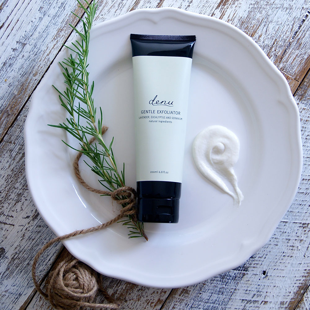 Gentle-Exfoliator-on-dish-with-sample